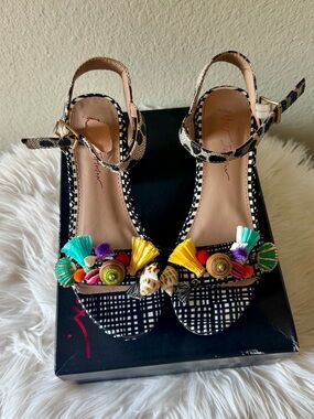 Betsey Johnson Jillie Platform Block Heel Shell Sandals Size 8